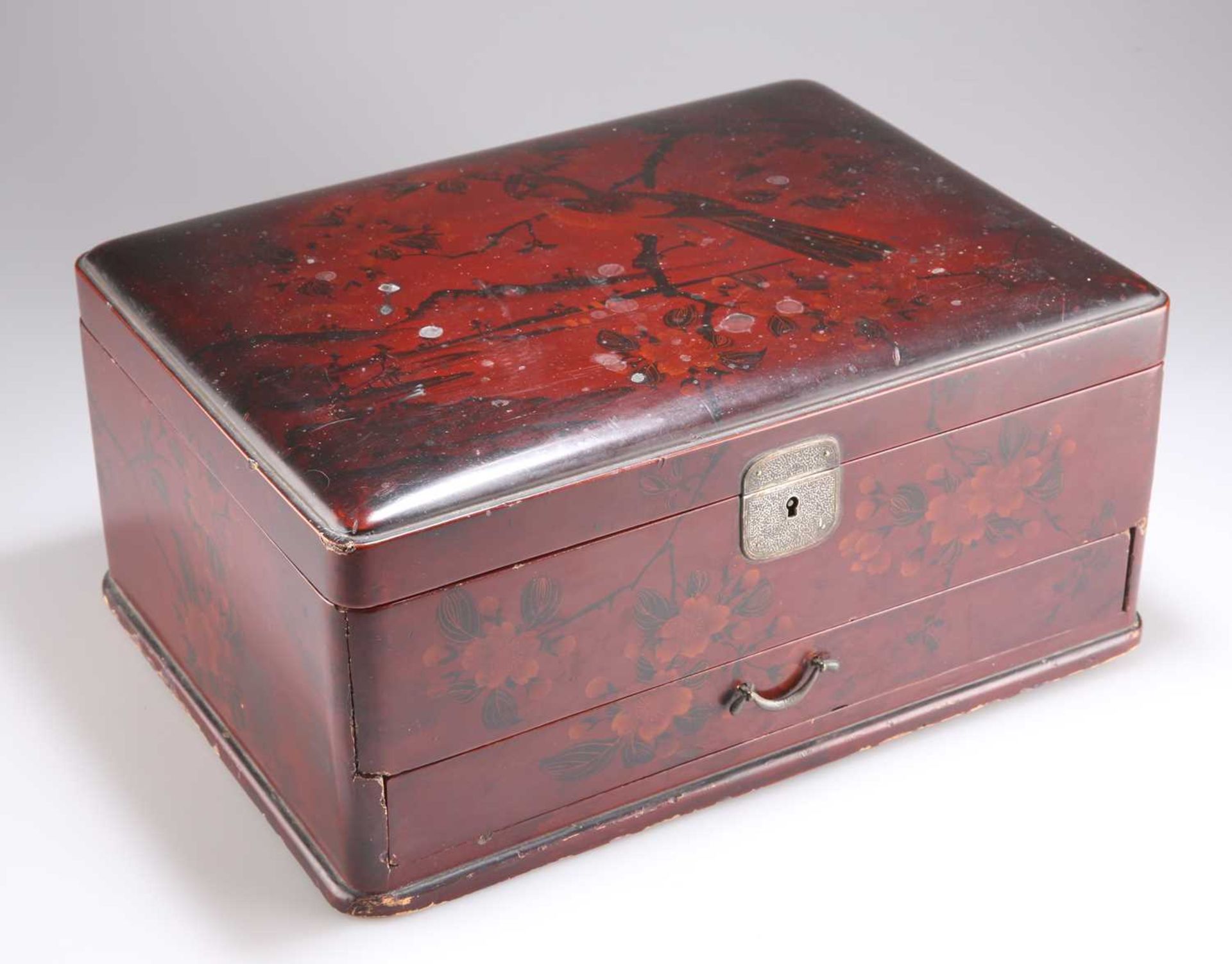 A JAPANESE RED LACQUER JEWELLERY BOX - Image 2 of 2