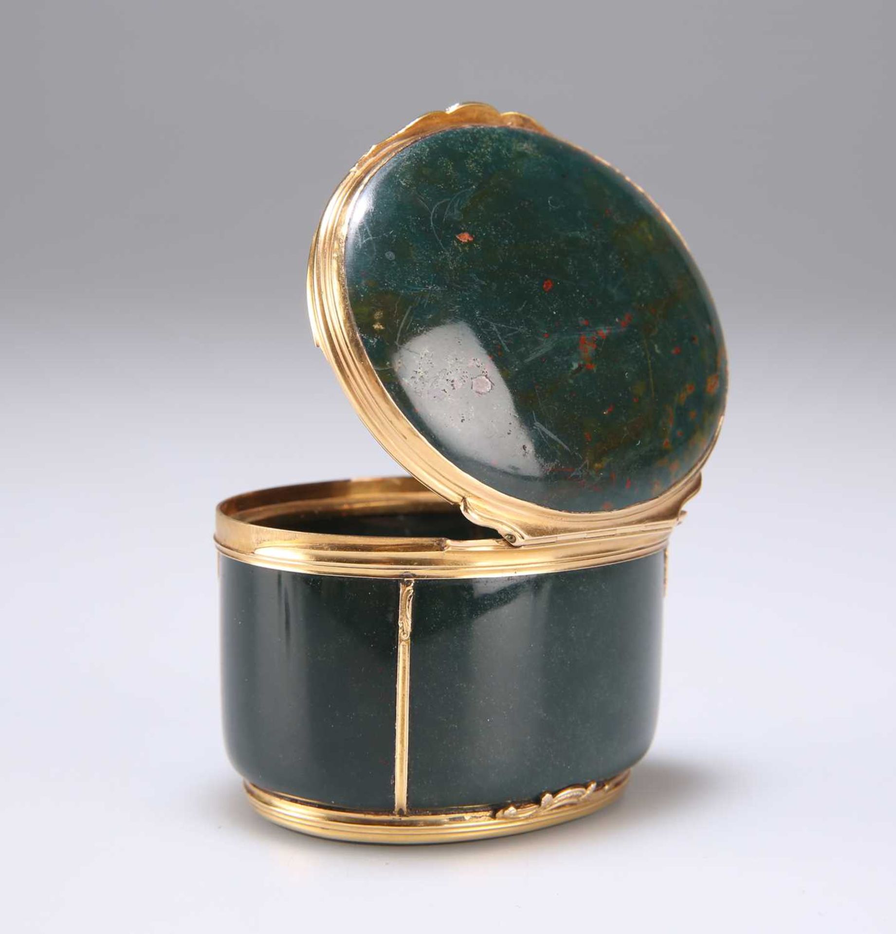 AN 18TH CENTURY GOLD-MOUNTED BLOODSTONE BOX