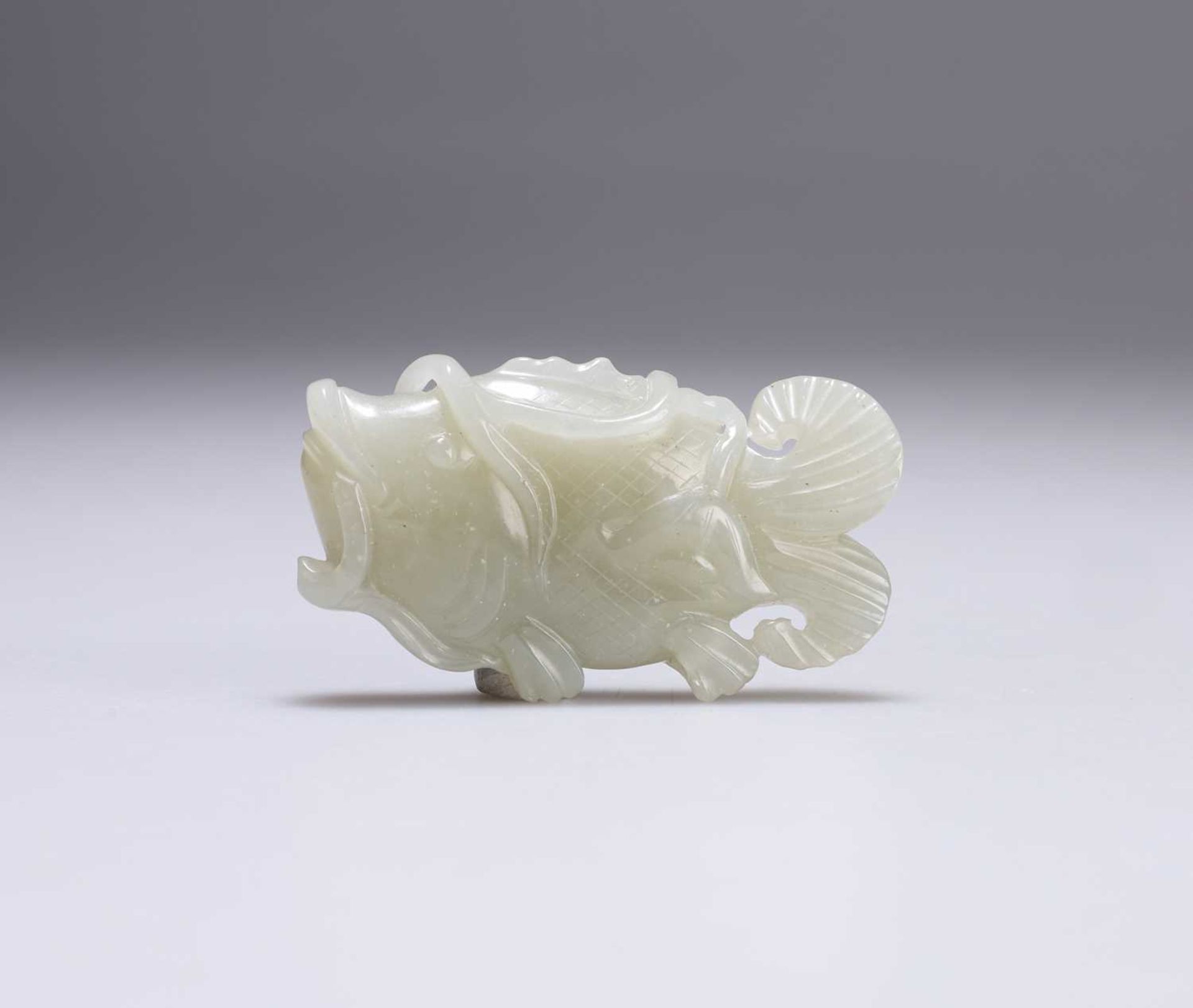 A CHINESE JADE FISH PENDANT - Image 2 of 7