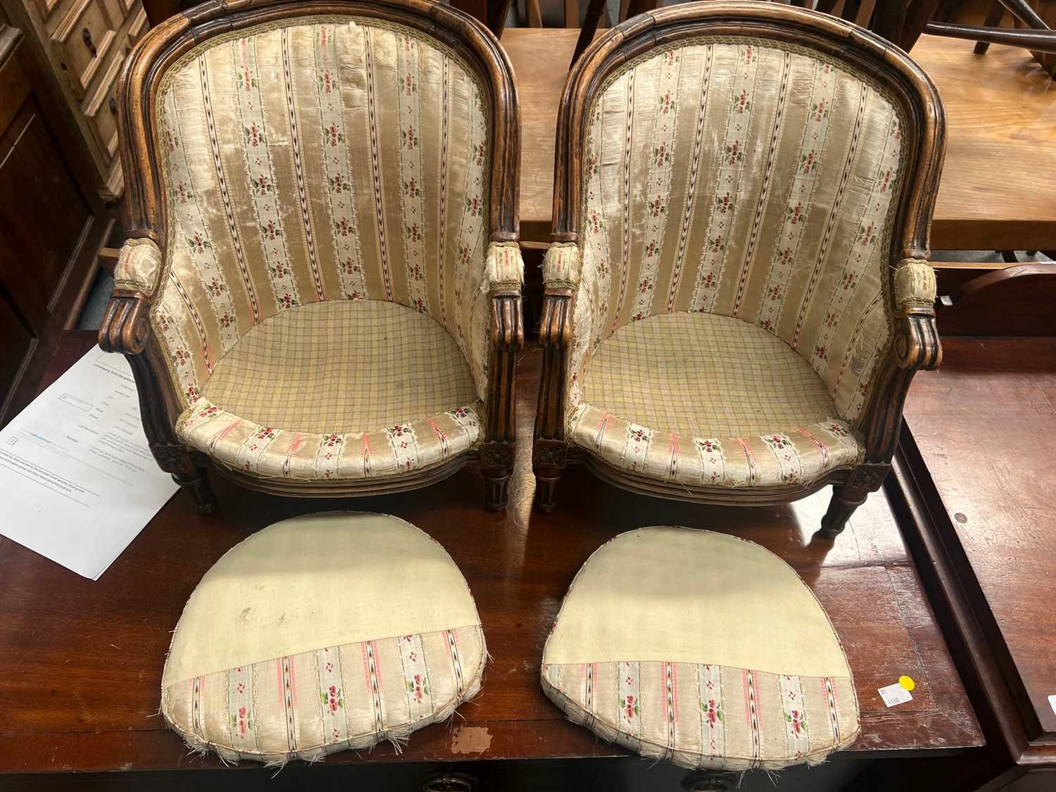 A PAIR OF LOUIS XVI BEECH AND UPHOLSTERED MINIATURE BERGÈRES - Image 5 of 10
