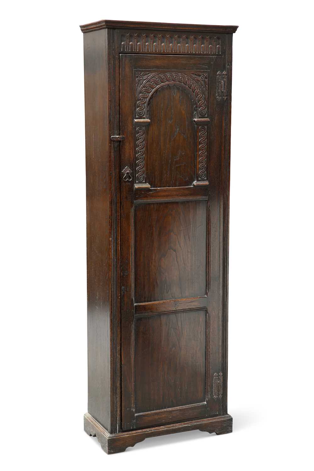 AN EARLY 20TH CENTURY OAK HALL WARDROBE