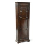 AN EARLY 20TH CENTURY OAK HALL WARDROBE