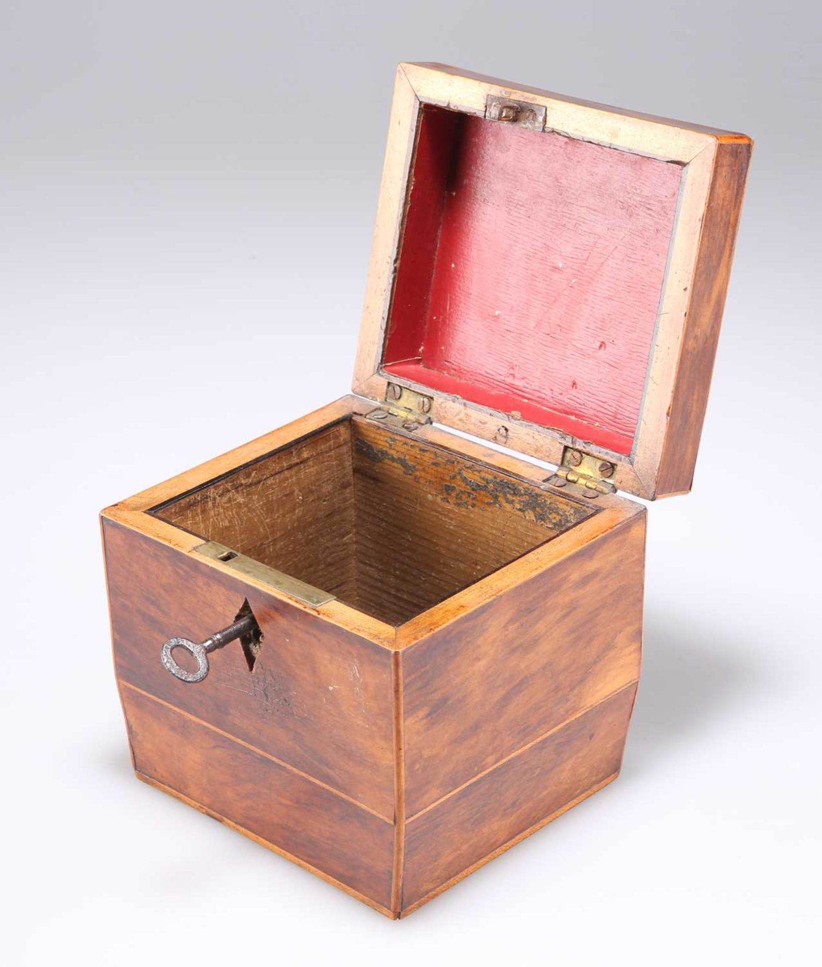 AN EARLY 19TH CENTURY MAHOGANY TEA CADDY - Image 2 of 3