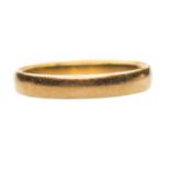 A 22 CARAT GOLD BAND RING