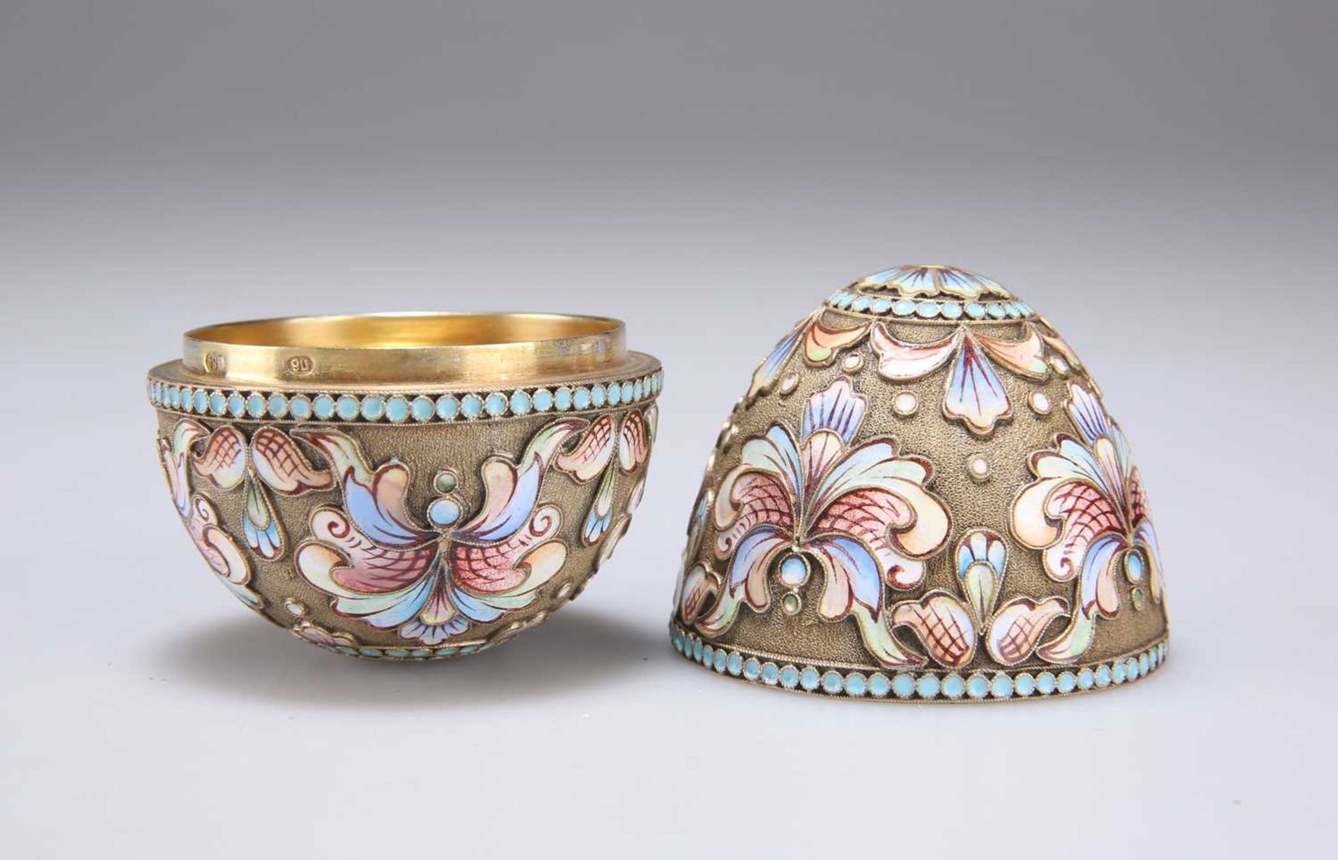 A RUSSIAN SILVER-GILT AND ENAMEL EGG BOX - Bild 2 aus 3