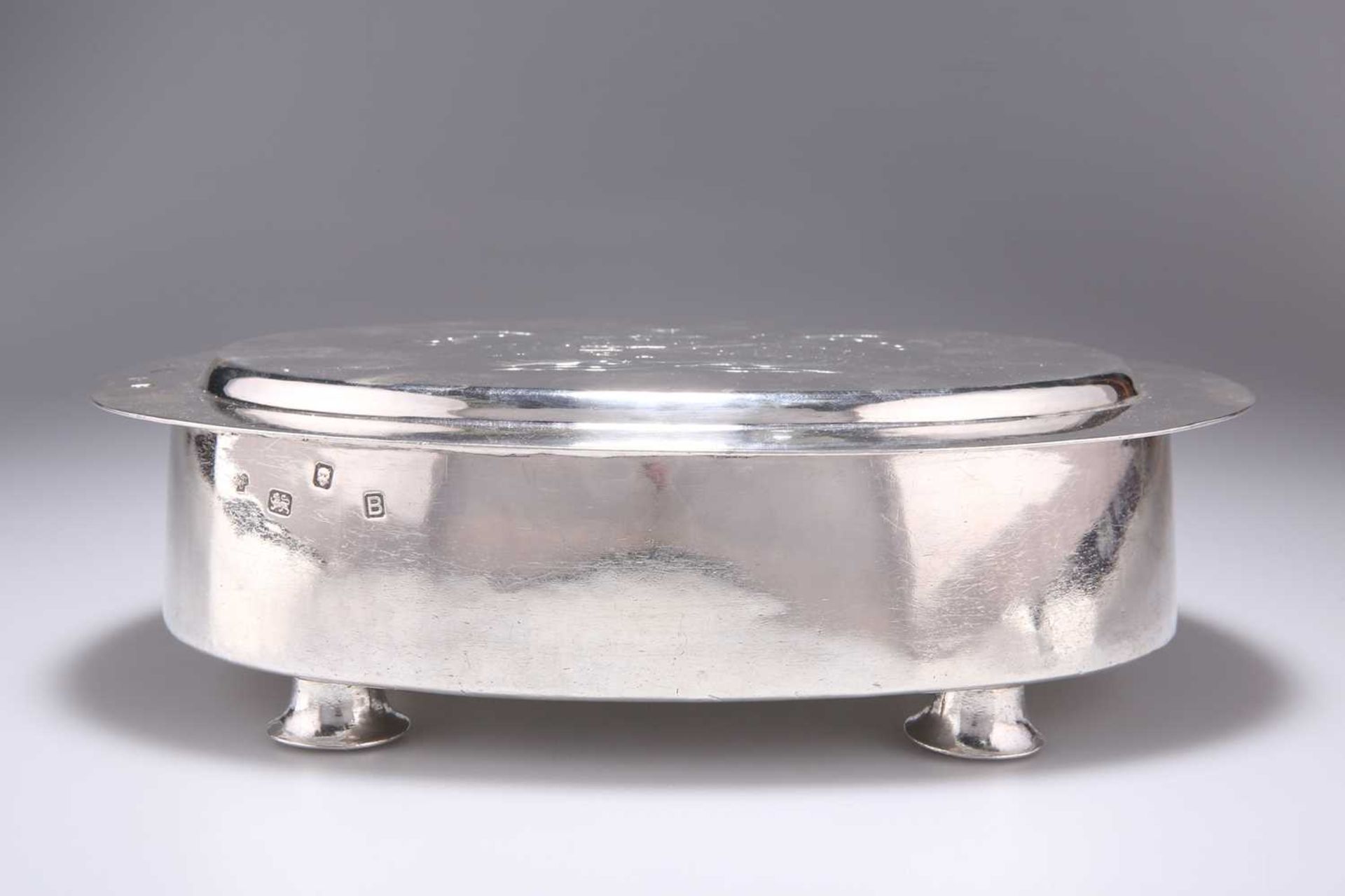 A GEORGE VI SILVER TABLE BOX - Image 3 of 3