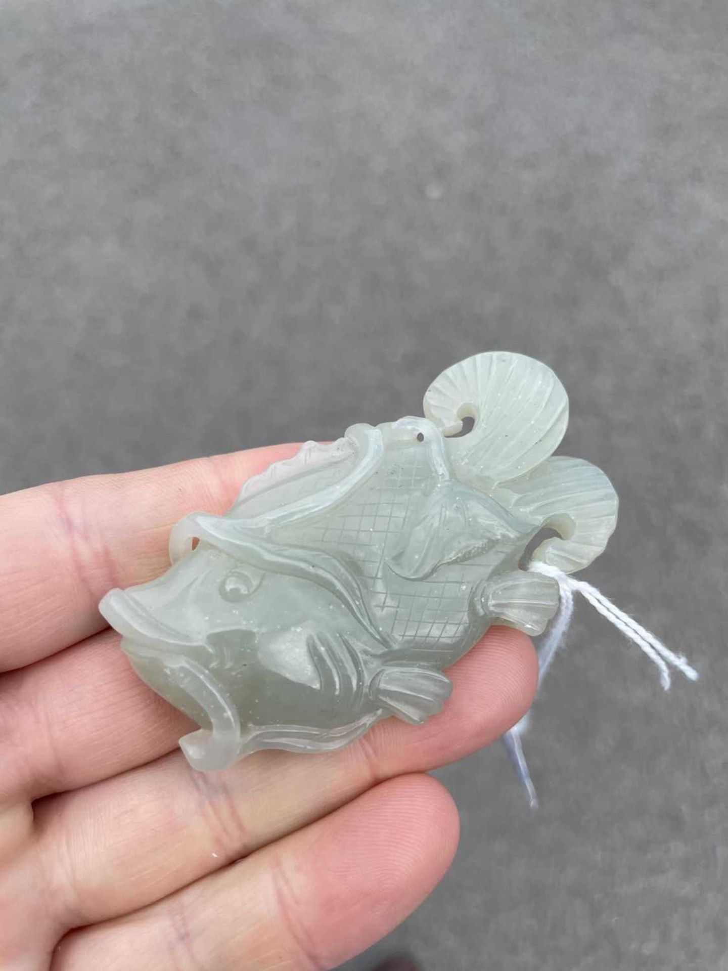 A CHINESE JADE FISH PENDANT - Image 6 of 7