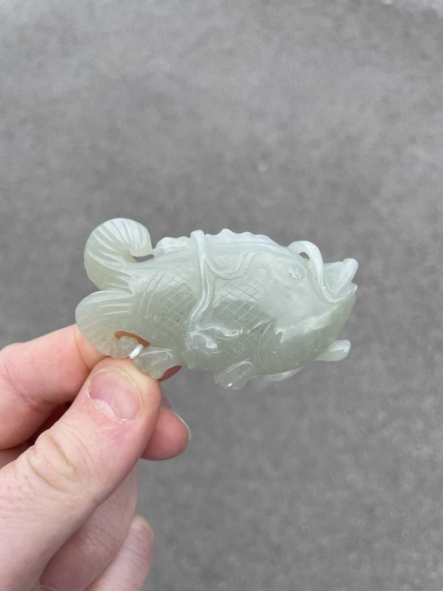 A CHINESE JADE FISH PENDANT - Image 5 of 7