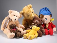 A GROUP OF 20TH CENTURY TEDDY BEARS AND SOFT TOYS
