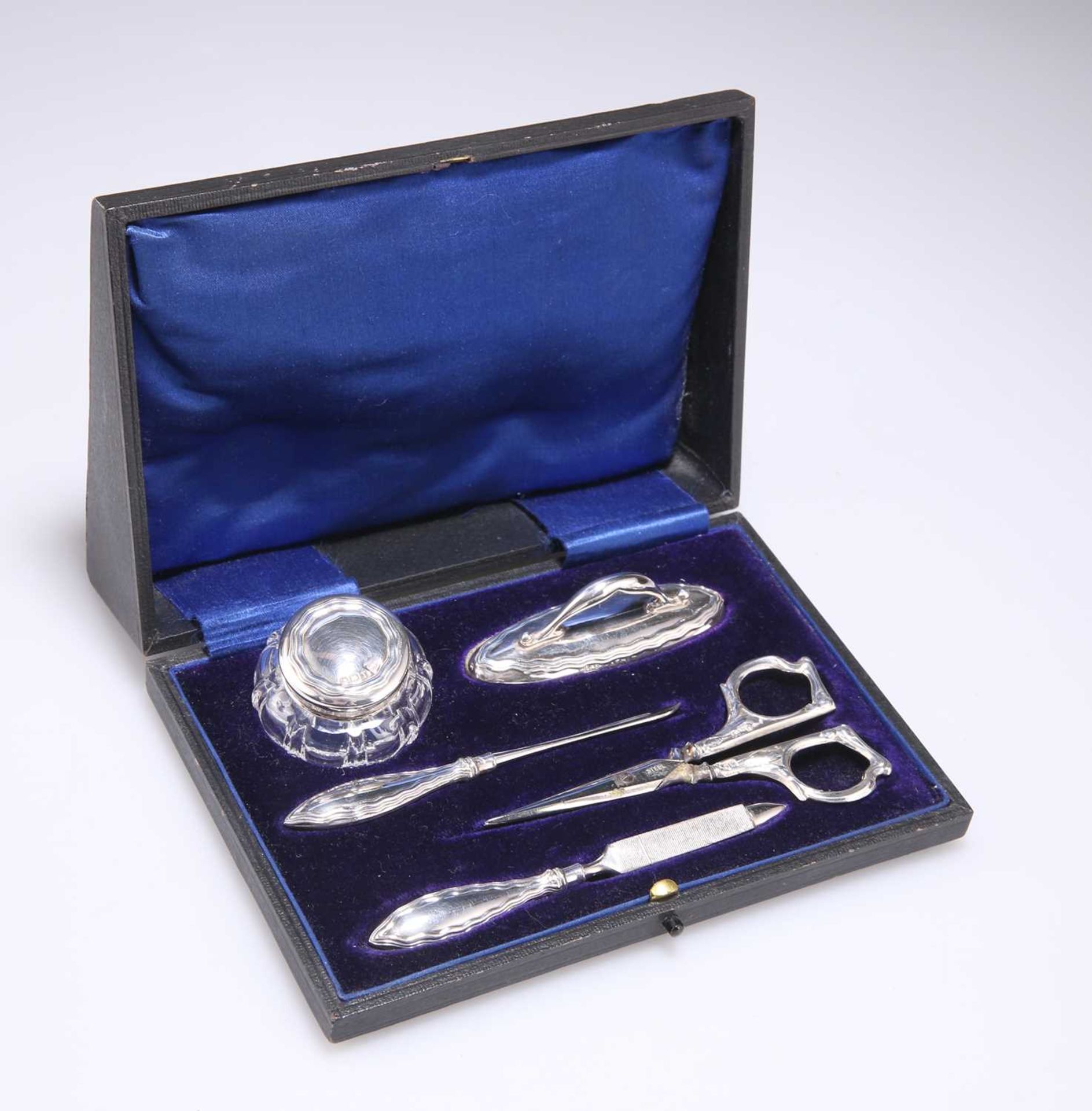 A SILVER-MOUNTED MANICURE SET, EARLY 20TH CENTURY