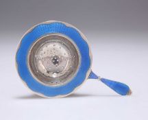 A CONTINENTAL SILVER AND BLUE ENAMEL TEA STRAINER