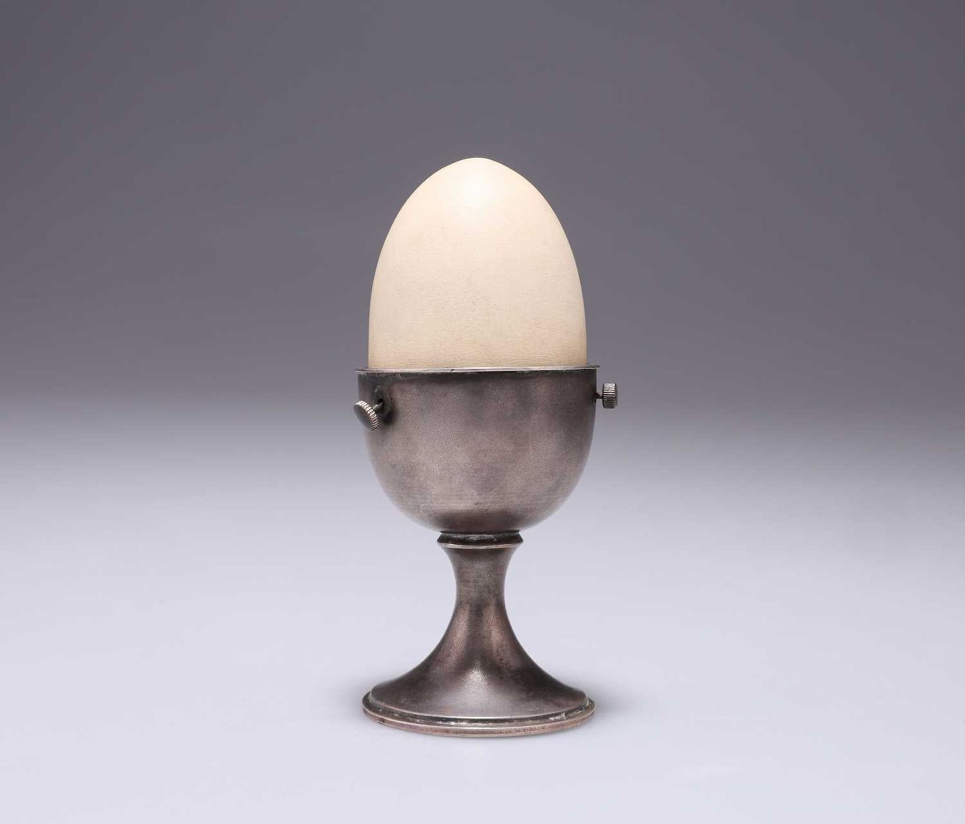 AN ELIZABETH II SILVER NOVELTY EGG TIMER - Image 3 of 3