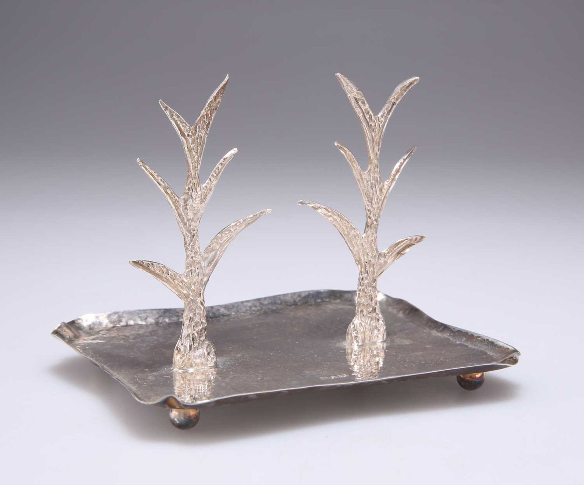 AN EDWARDIAN SILVER DOUBLE RING TREE