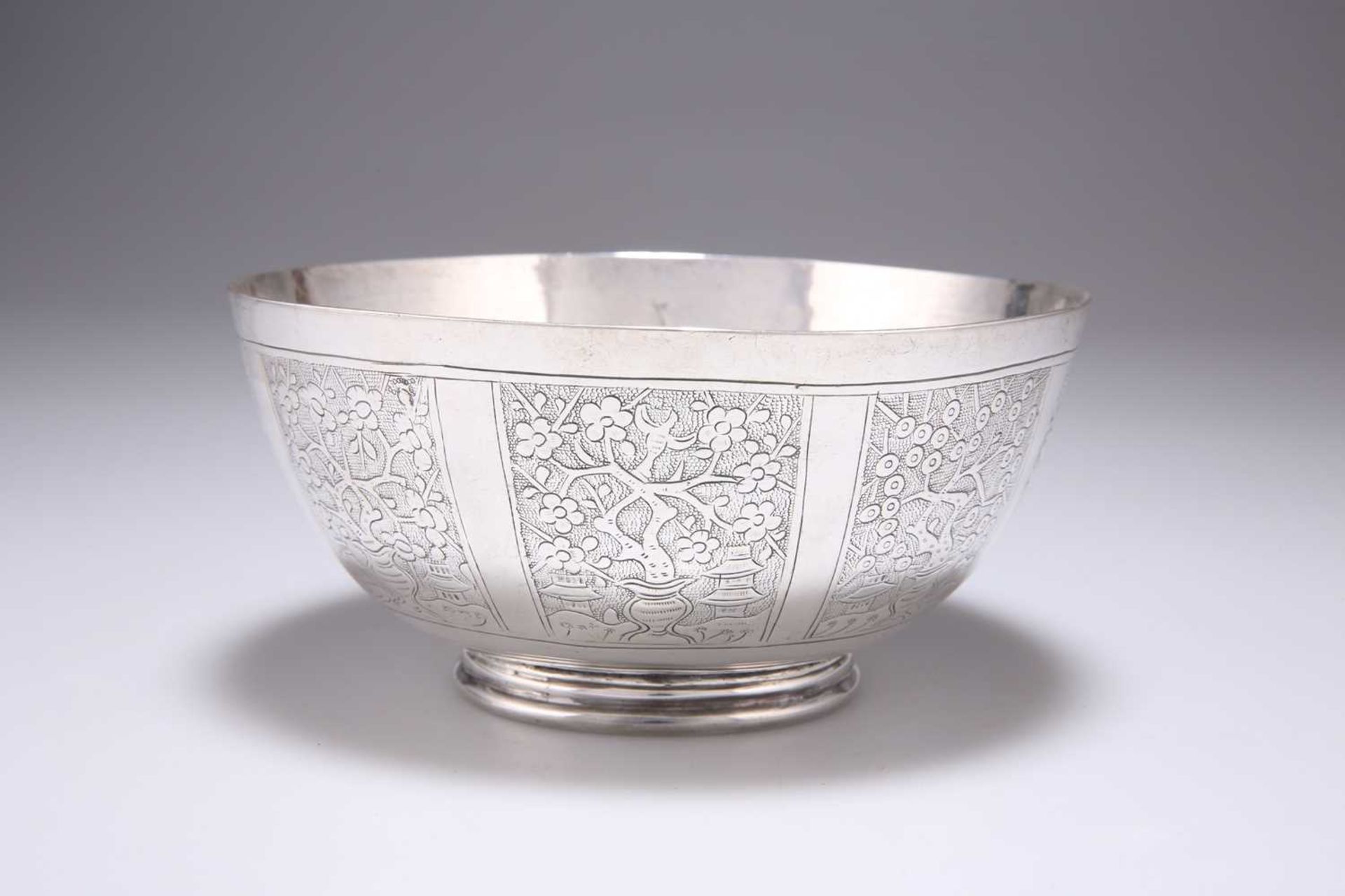 AN EARLY 19TH CENTURY CHINESE SILVER BOWL
