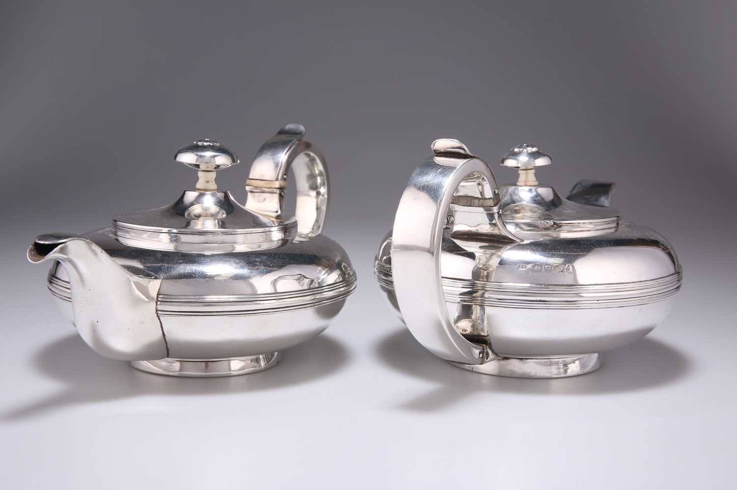 A NEAR PAIR OF GEORGE IV SILVER TEAPOTS - Image 2 of 2