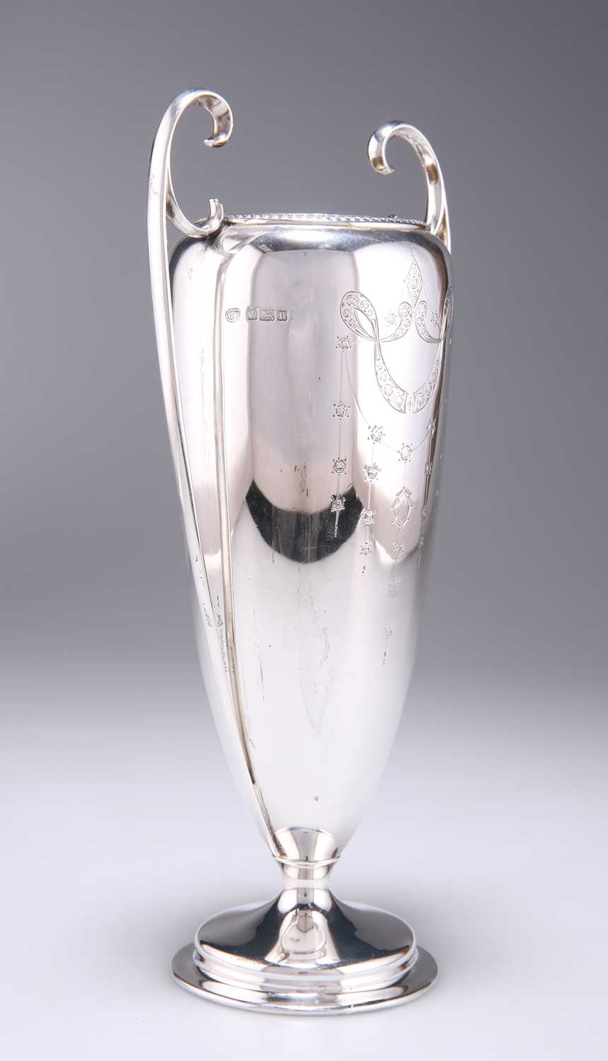 A GEORGE V SILVER TWIN-HANDLED VASE - Image 2 of 3