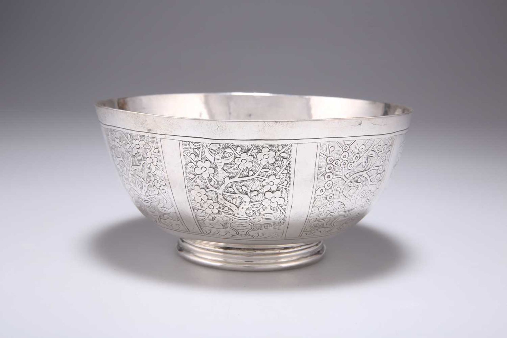 AN EARLY 19TH CENTURY CHINESE SILVER BOWL - Bild 2 aus 2