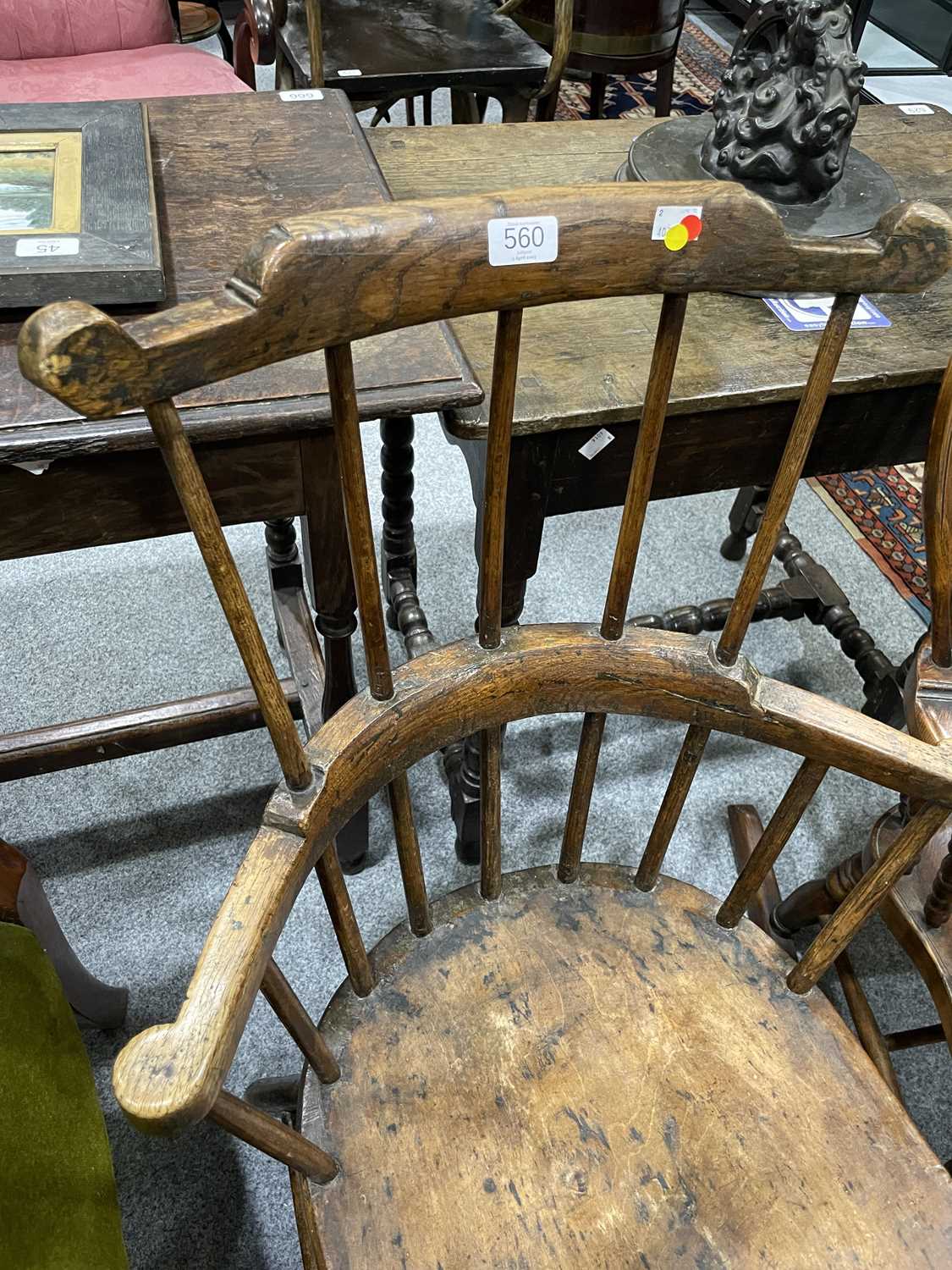 AN 18TH CENTURY PRIMITIVE ELM AND ASH COMB-BACK WINDSOR CHAIR - Image 2 of 5