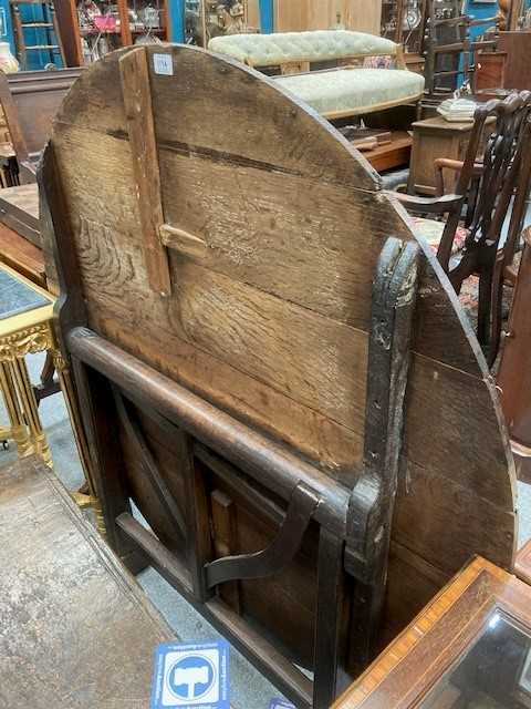 A 19TH CENTURY FRENCH OAK WINE-TASTING TABLE - Image 4 of 4