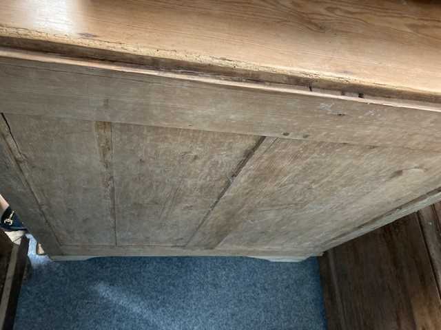 A 19TH CENTURY PINE MOULDED-FRONT CHEST OF DRAWERS - Image 5 of 5