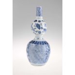 A CHINESE BLUE AND WHITE PORCELAIN DOUBLE GOURD VASE, PROBABLY KANGXI/QIANLONG
