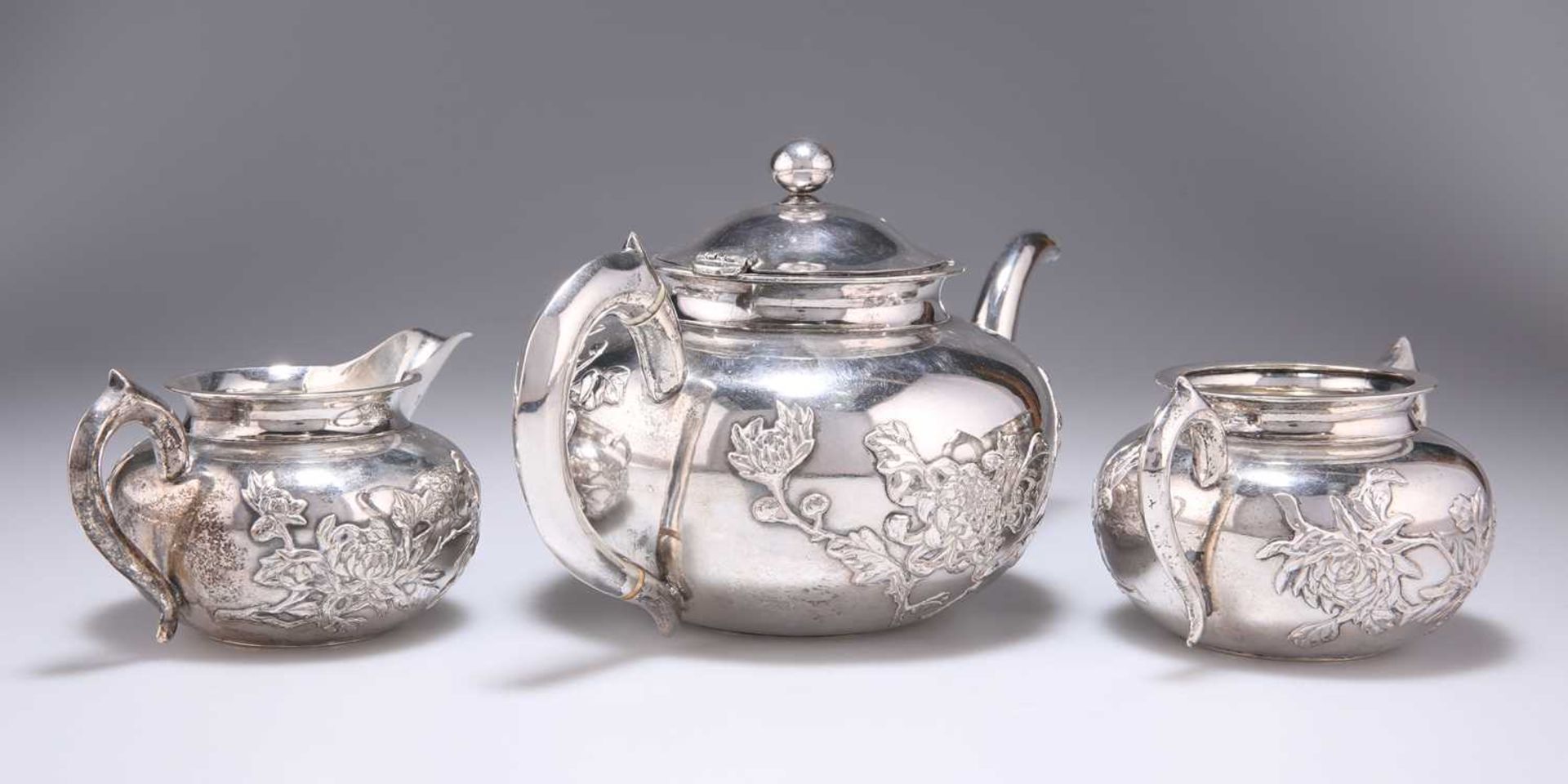 A CHINESE SILVER THREE-PIECE TEA SERVICE - Bild 2 aus 5