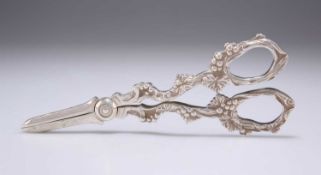 A PAIR OF ELIZABETH II SILVER GRAPE SCISSORS