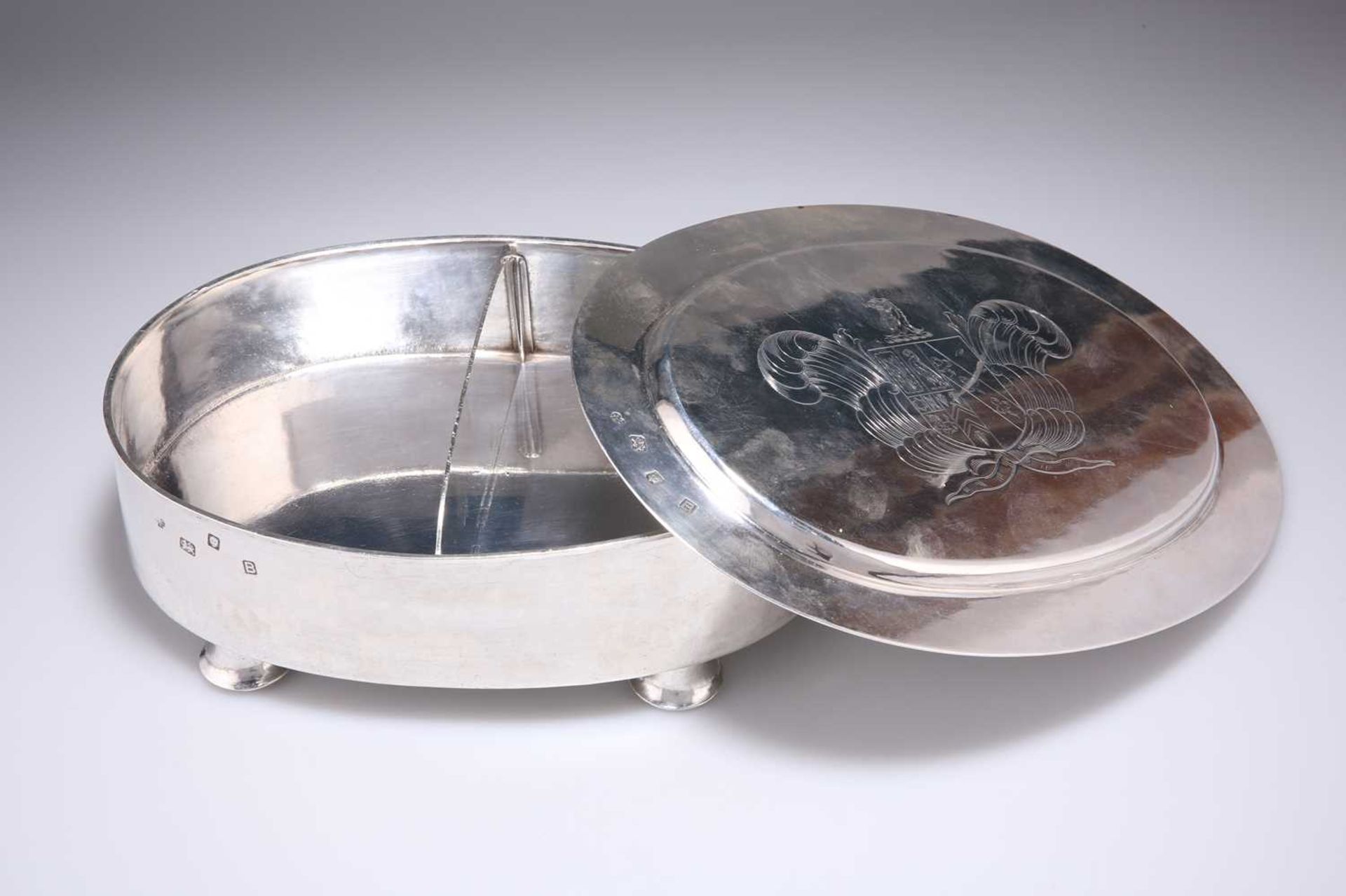 A GEORGE VI SILVER TABLE BOX - Image 2 of 3