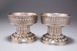 A PAIR OF EDWARDIAN SILVER REPLICAS OF THE TUDOR (HOLMS) CUP