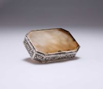 AN EARLY 19TH CENTURY CHINESE SILVER AND AGATE SNUFF BOX