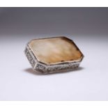 AN EARLY 19TH CENTURY CHINESE SILVER AND AGATE SNUFF BOX