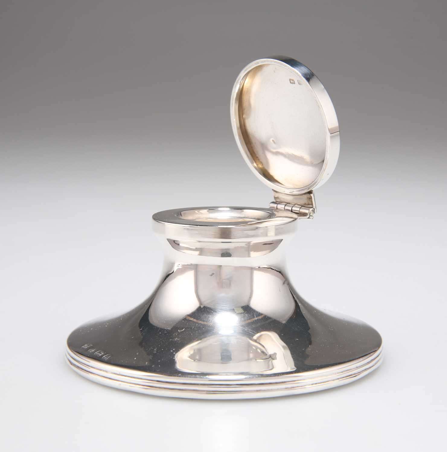 A GEORGE V SILVER INKWELL