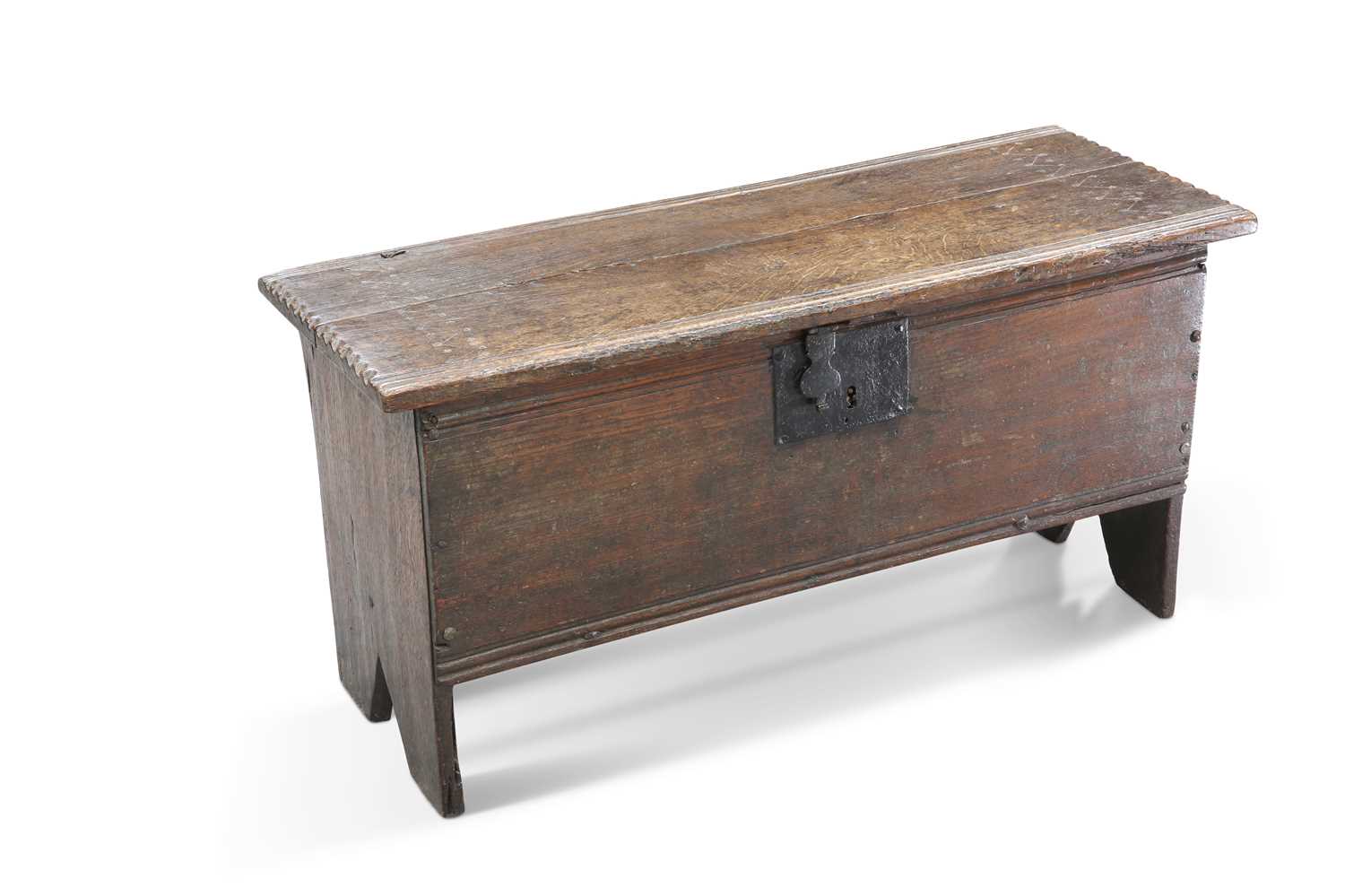 A SMALL 17TH CENTURY OAK SIX-PLANK CHEST