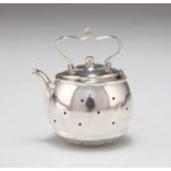 AN AMERICAN STERLING SILVER NOVELTY TEA INFUSER