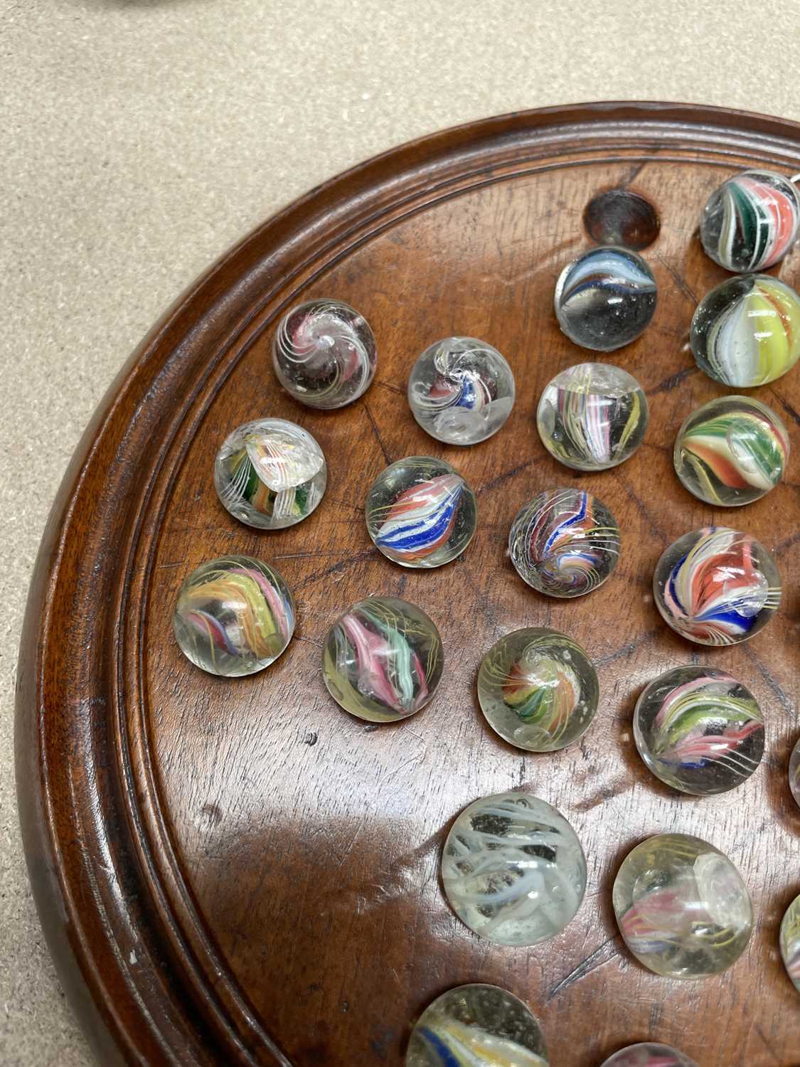 TREEN: A LATE VICTORIAN MAHOGANY SOLITAIRE BOARD AND MARBLES - Image 4 of 7