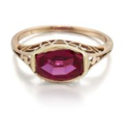 AN ART DECO SYNTHETIC RUBY RING