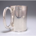 A GEORGE V SILVER PINT TANKARD