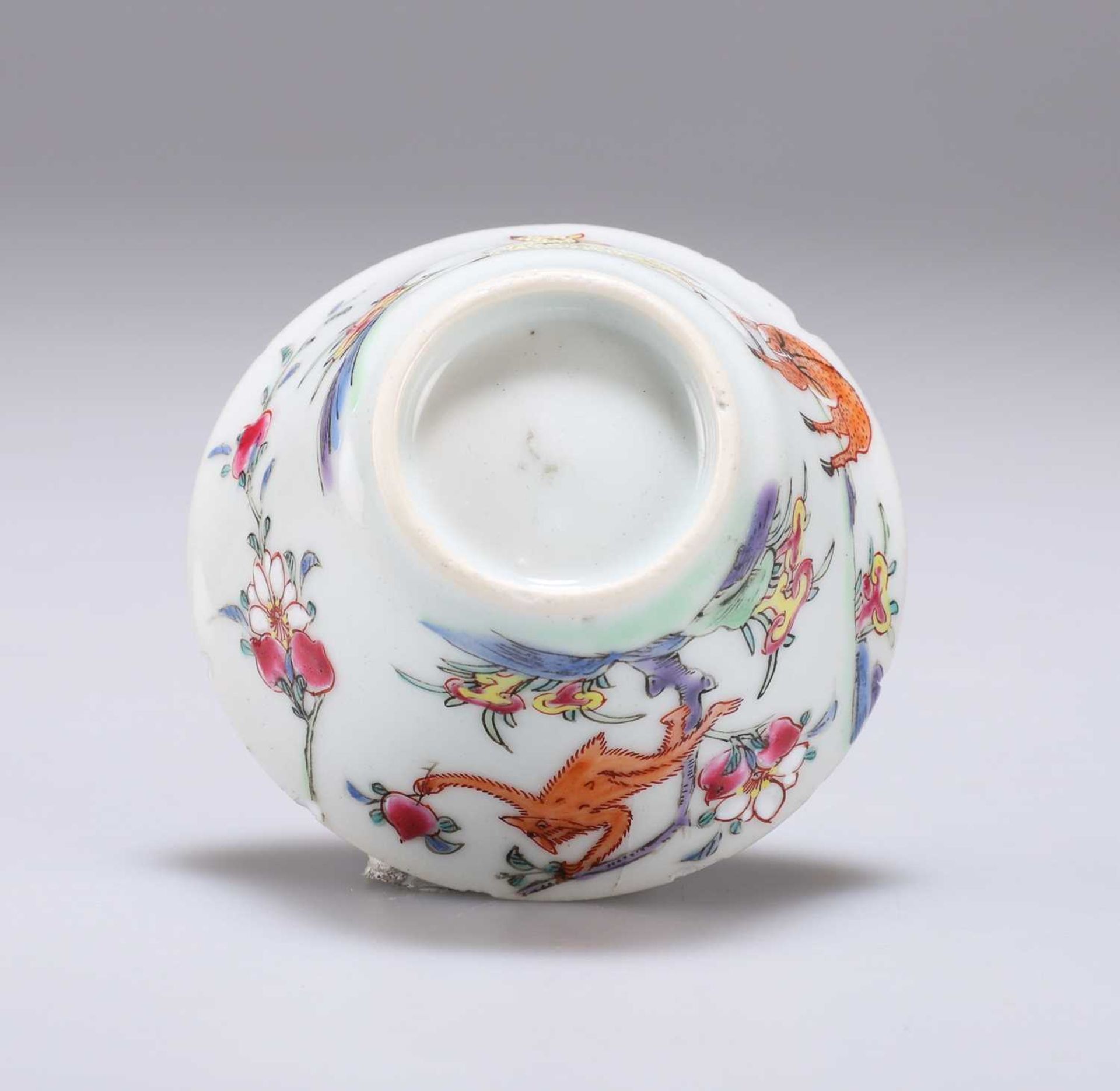 AN 18TH CENTURY CHINESE PORCELAIN TEA BOWL - Image 3 of 3