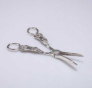 A PAIR OF EARLY VICTORIAN SILVER GRAPE SCISSORS
