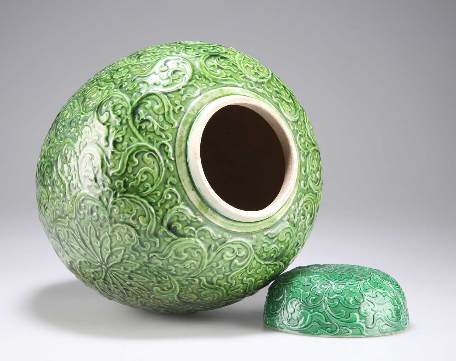 A CHINESE GREEN-GLAZED GINGER JAR AND COVER, CIRCA 1900 - Bild 2 aus 6
