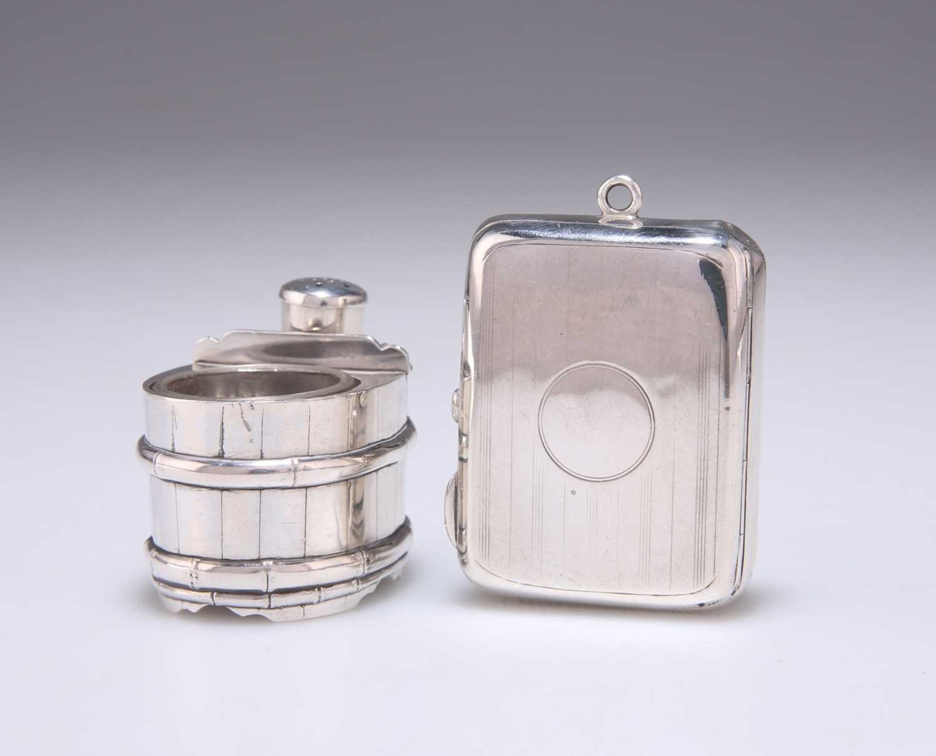 A STERLING SILVER BARREL-FORM NOVELTY INKWELL, 20TH CENTURY - Image 2 of 2