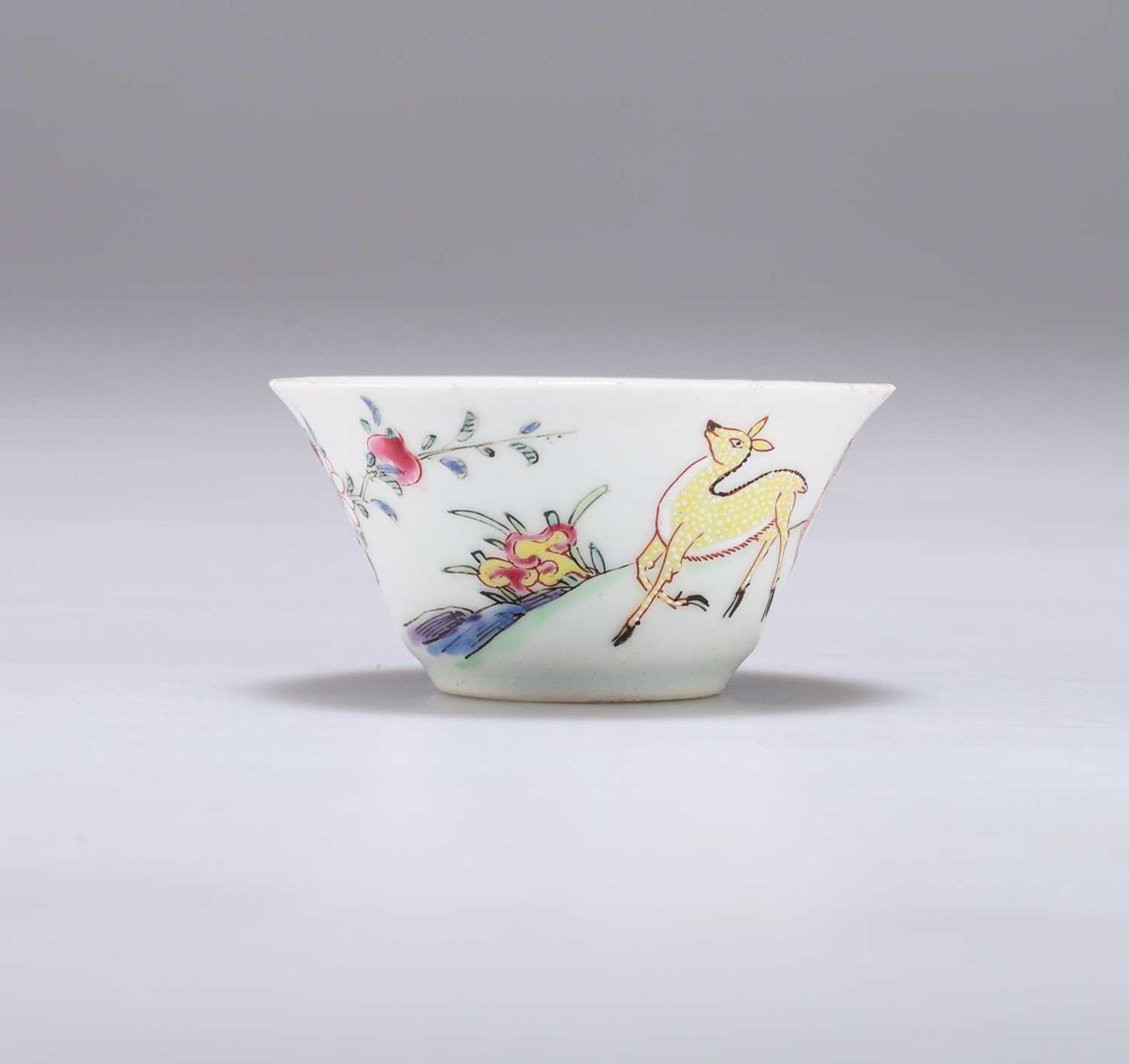 AN 18TH CENTURY CHINESE PORCELAIN TEA BOWL - Image 2 of 3