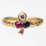 AN ANTIQUE STYLE 18 CARAT GOLD RUBY, DIAMOND AND SAPPHIRE CLOVER RING
