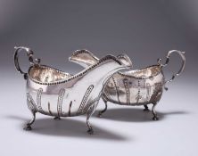 A PAIR OF EDWARDIAN SILVER SAUCE BOATS, IN GEORGE III IRISH STYLE