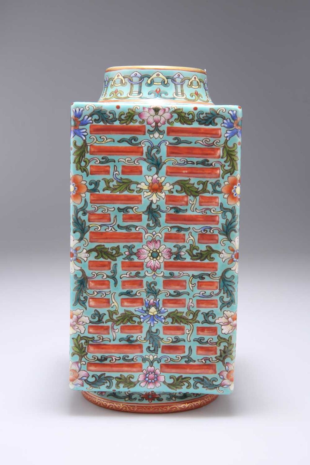 A CHINESE FAMILLE ROSE CONG VASE - Image 2 of 11