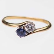 AN EARLY 20TH CENTURY SAPPHIRE AND DIAMOND TWO STONE RING