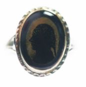 A SILHOUETTE PORTRAIT RING