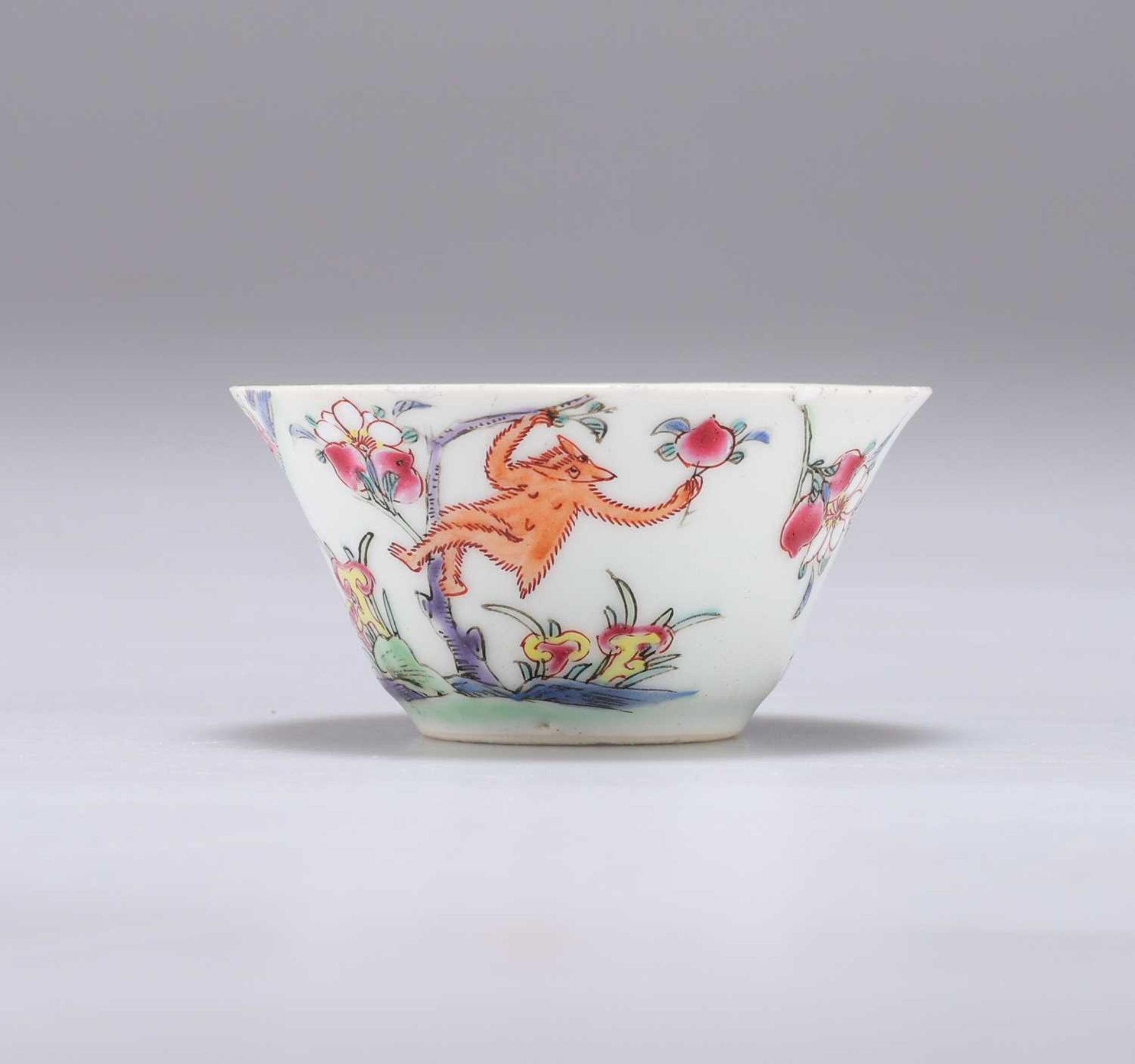 AN 18TH CENTURY CHINESE PORCELAIN TEA BOWL