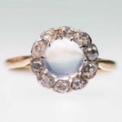 AN EARLY 20TH CENTURY MOONSTONE AND DIAMOND CLUSTER RING