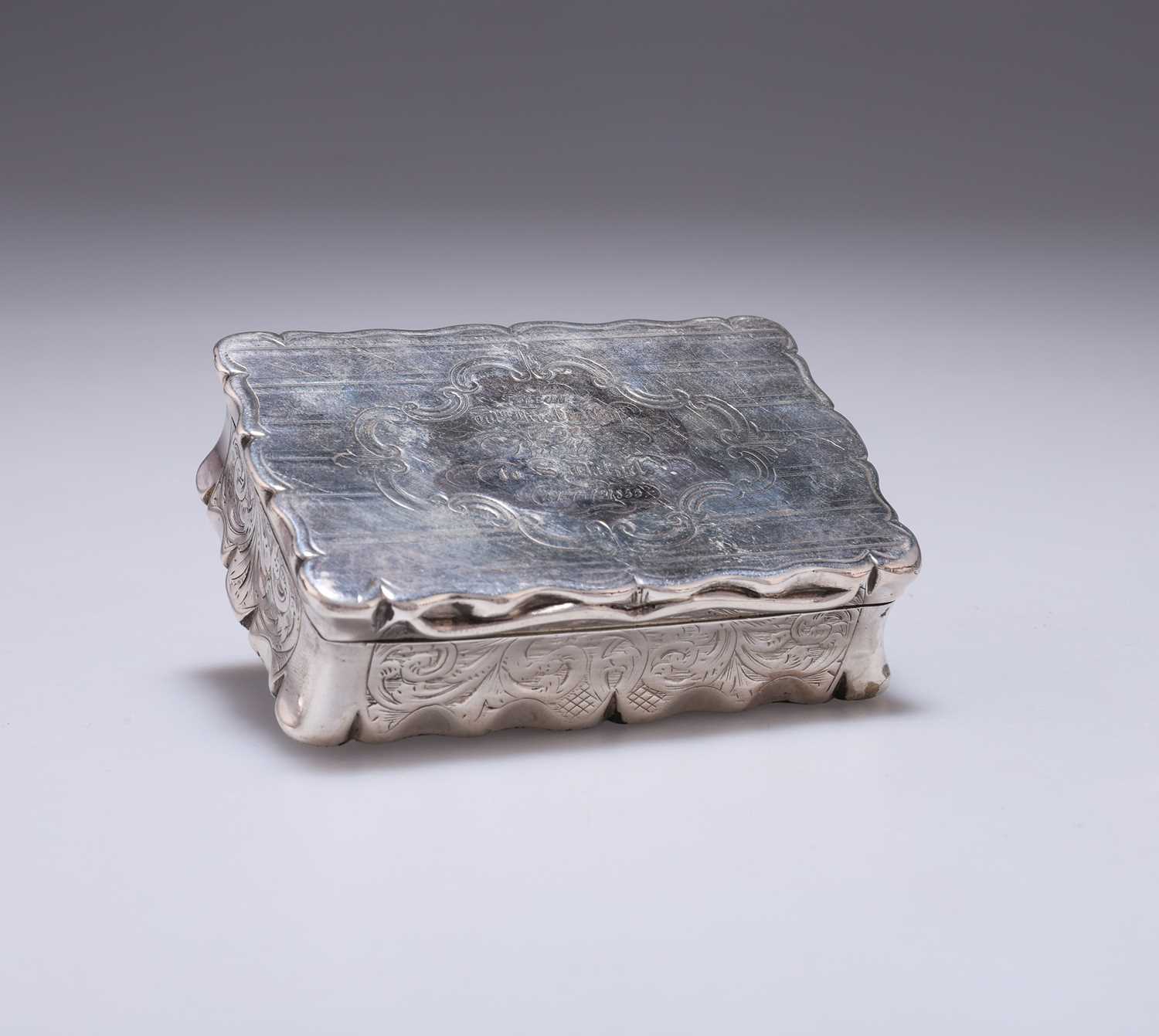 A VICTORIAN SILVER SNUFF BOX